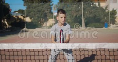 网球比赛，雄心勃勃的网球运动员男孩专注于比赛。